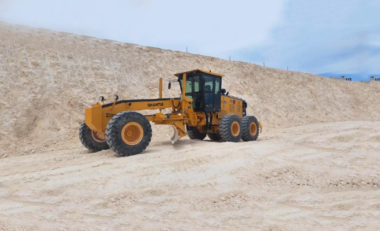 La niveleuse Shantui SG27-C5 est en service sur un site minier aux Philippines.