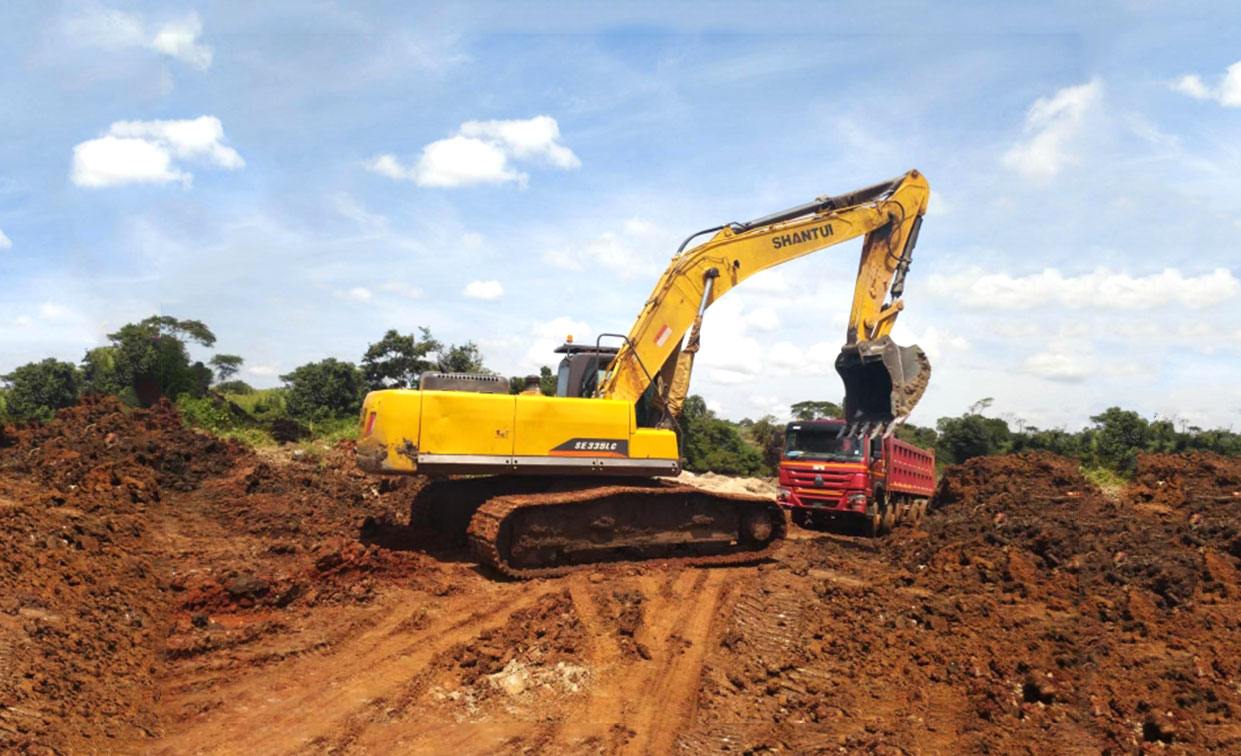 La pelle Shantui SE335LC est en service dans l'exploitation du minerai d'or alluvial en Ouganda.