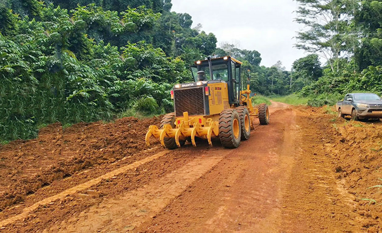 Niveleuse SG18-3 pour l'exploitation forestière et la construction de routes dans une entreprise forestière au Gabon